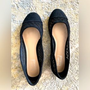 New w/o tags black ballet flats with patterned textured fabric. Cute detail